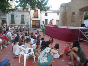 Pares i alumnes al festival de l'escola d'estiu de Benissa 2013