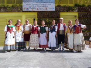 Els membres de l'Esbart Dansaire a Alacant