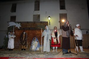 El batle davant del portal muntat a la plaça