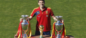 Casillas amb la Copa del Món i les dos Eurocopes