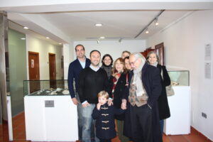 La família Sessano amb el regidor de medi ambient visiten l'exposició de caragols de mar